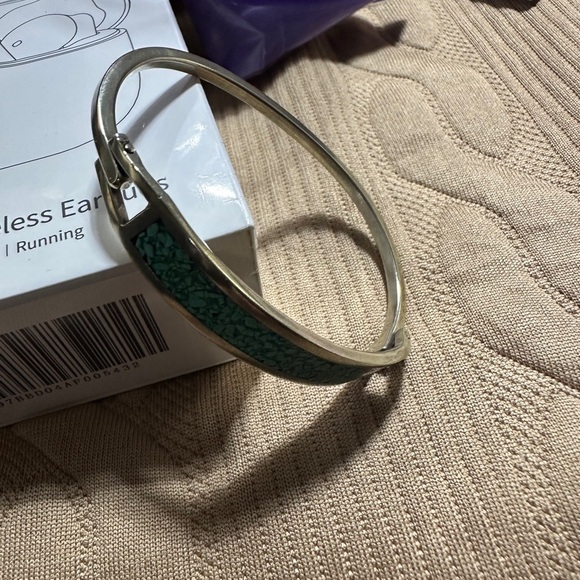 VINTAGE MEXICAN STERLING SILVER CRUSHED TURQUOISE OVAL HINGED BANGLE BRACELET - Picture 1 of 8